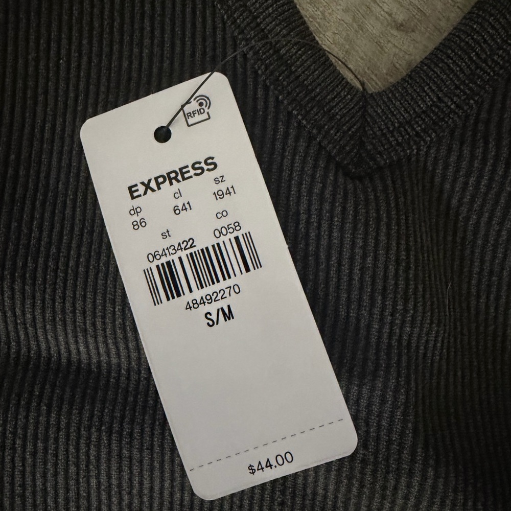Express Charcoal Ribbed V-Neck Top - Picture 2 of 3
